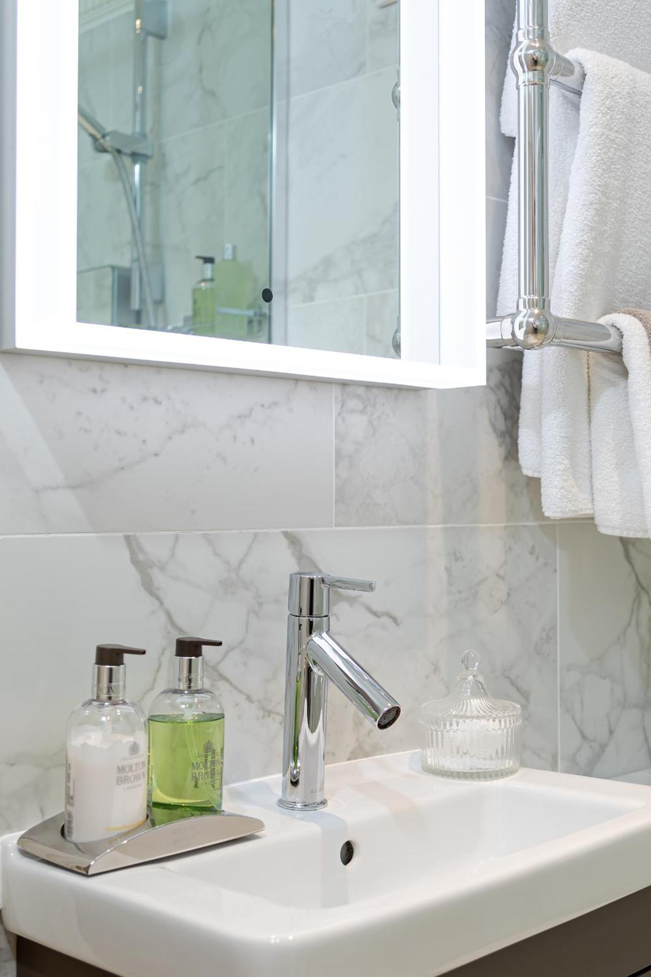 Beaches Brighton - Luxury Seafront Accommodation Bagian luar foto